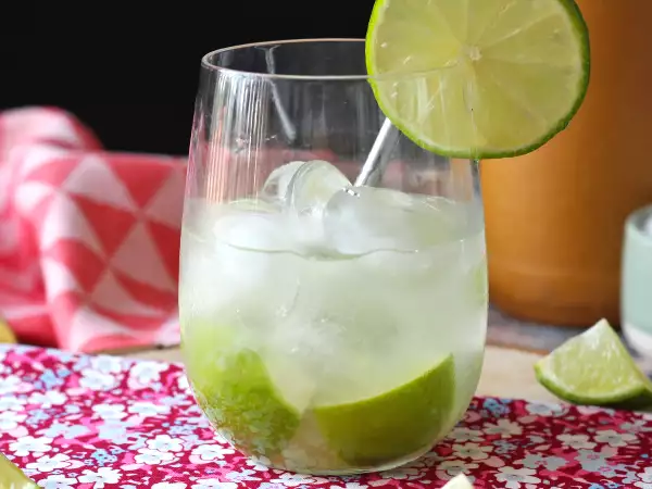 Przepis Lemon caipirinha: łatwy do przygotowania brazylijski drink bez shakera do koktajli