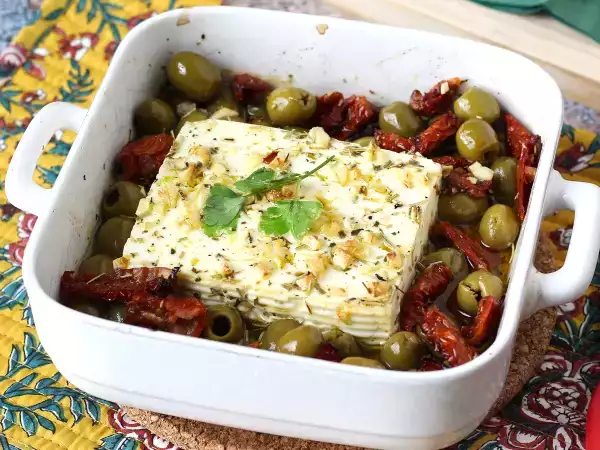 Przepis Pieczona feta z suszonymi pomidorami i oliwkami, styl śródziemnomorski