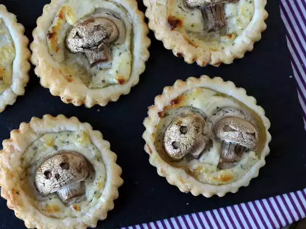 Przepis Halloweenowe tarty z grzybami i serem czosnkowo-ziołowym