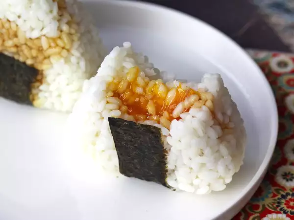 Przepis Onigiri z żółtkami jaj zakonserwowanymi w sosie sojowym