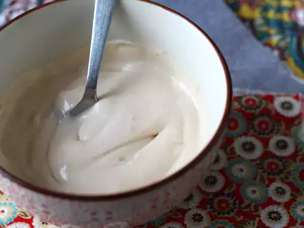 Przepis Kremowy, smaczny sos do chrupiącego kurczaka