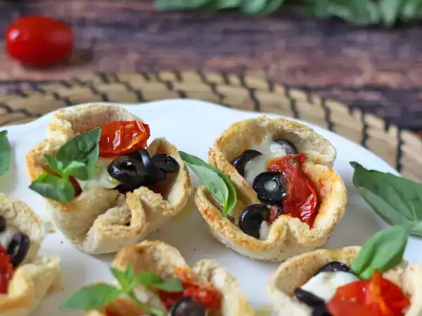 Przepis Kosze pieczywa z mozzarellą, pomidorkami koktajlowymi i czarnymi oliwkami