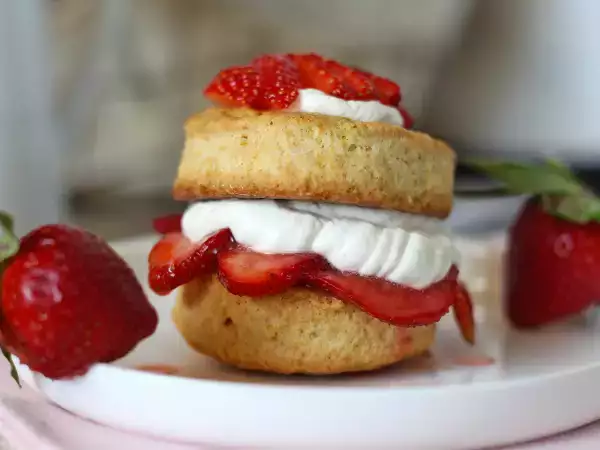 Przepis Strawberry shortcake, amerykańskie kruche ciasto truskawkowo-śmietankowe, które nigdy nie zawodzi