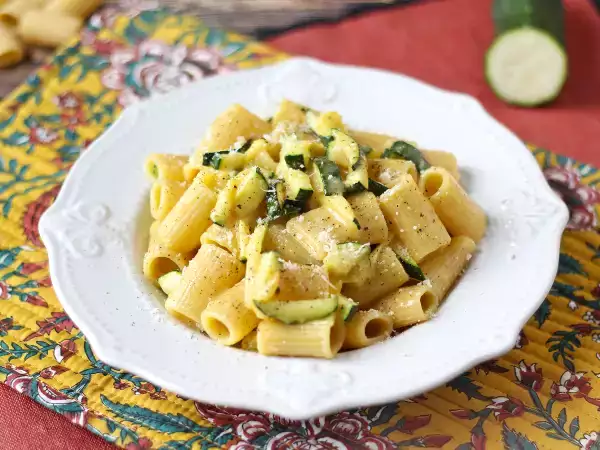 Przepis Carbonara z cukinii: łatwy w przygotowaniu wegetariański przepis