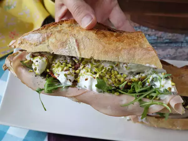 Przepis Wyśmienita włoska kanapka z mortadelą i serem burrata