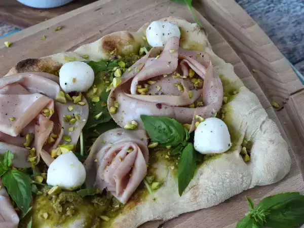 Przepis Pinsa z pesto i mortadelą, gotowa w 10 minut!