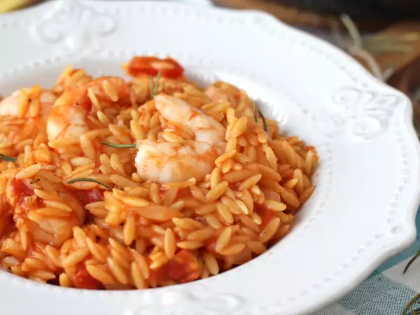 Przepis Makaron orzo z pomidorami i krewetkami przyrządzony na sposób risotto