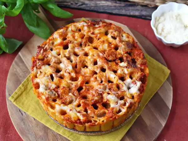 Przepis Timbal z rigatoni zapiekany w piekarniku z kiełbasą, sosem beszamelowym i mozzarellą