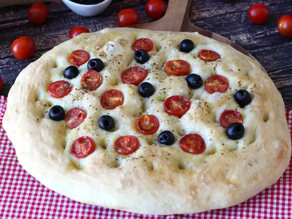 Przepis Gruba i puszysta focaccia z pomidorkami koktajlowymi, oliwkami i oregano