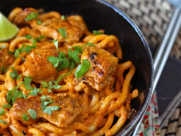 Przepis Makaron udon z kurczakiem w kremowym tajskim sosie curry