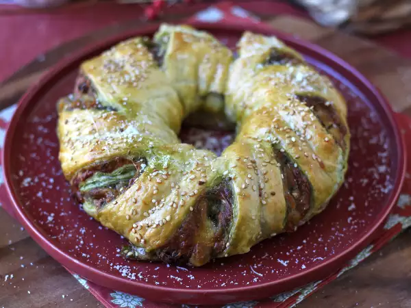 Przepis Ciasto francuskie z pesto, mozzarellą i suszonymi pomidorami