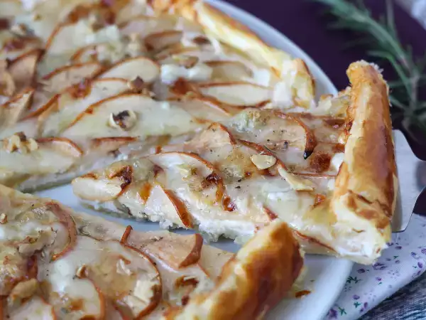 Przepis Tarta z gruszkami, gorgonzolą i orzechami włoskimi – nieodparte połączenie słodko-słonych smaków