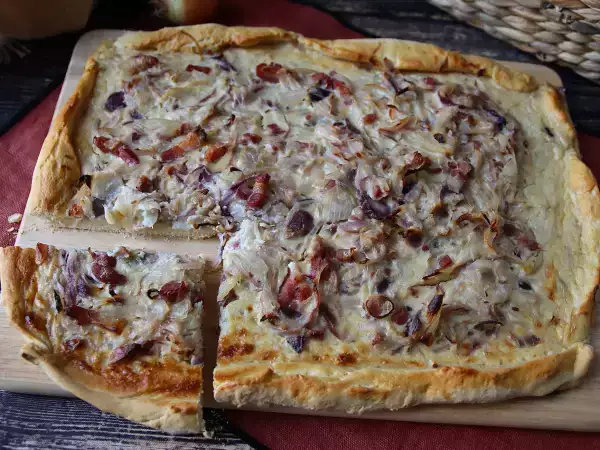 Przepis Zwiebelkuchen: niemiecka tarta z rozpływającą się cebulą i boczkiem