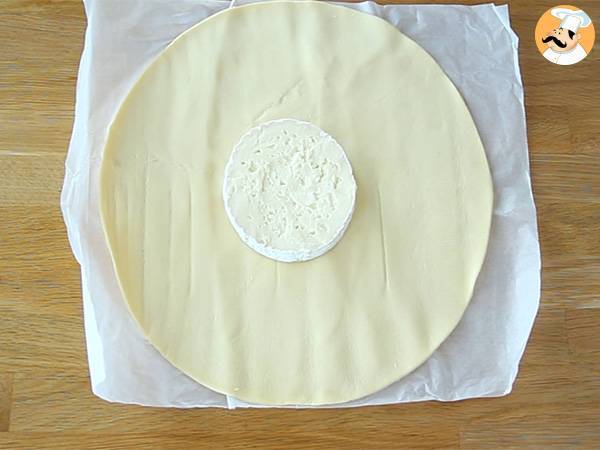 Ciasto francuskie z camembertem, szynką i cebulą - Przygotowanie krok 1
