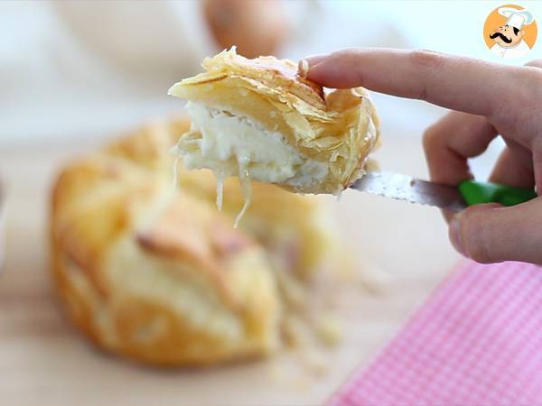 Ciasto francuskie z camembertem, szynką i cebulą - Przygotowanie krok 5