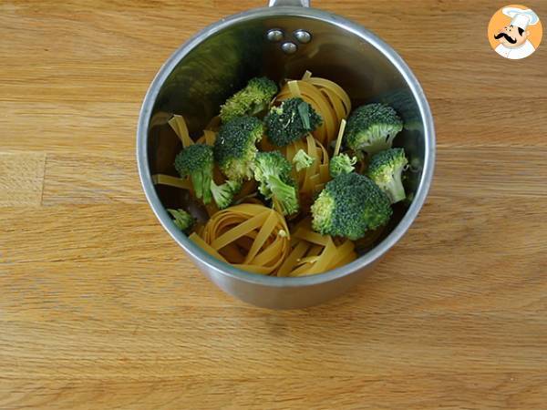 Makaron jednogarnkowy - Tagliatelle z łososiem i brokułami - Przygotowanie krok 1