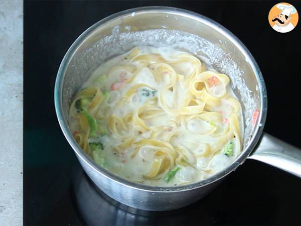 Makaron jednogarnkowy - Tagliatelle z łososiem i brokułami - Przygotowanie krok 3