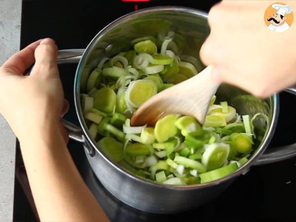 Zupa porowo-ziemniaczana w cieście francuskim - Przygotowanie krok 2
