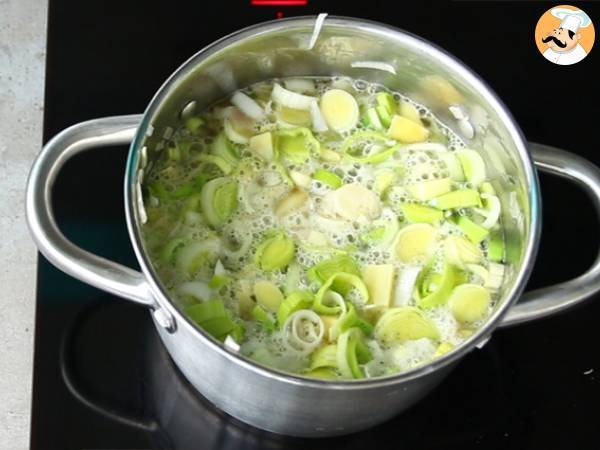 Zupa porowo-ziemniaczana w cieście francuskim - Przygotowanie krok 3