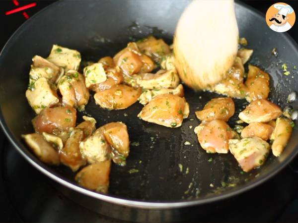 Chow mein (chao men), chiński makaron z kurczakiem i warzywami - Przygotowanie krok 2