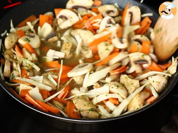 Chow mein (chao men), chiński makaron z kurczakiem i warzywami - Przygotowanie krok 3