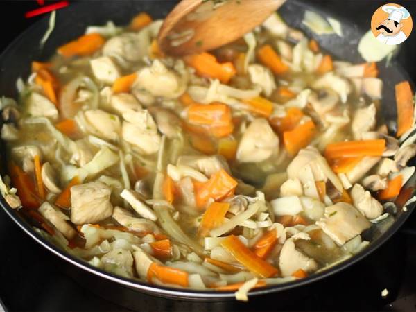 Chow mein (chao men), chiński makaron z kurczakiem i warzywami - Przygotowanie krok 5