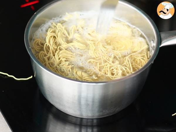 Chow mein (chao men), chiński makaron z kurczakiem i warzywami - Przygotowanie krok 6