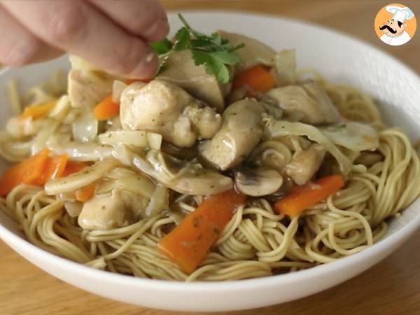 Chow mein (chao men), chiński makaron z kurczakiem i warzywami - Przygotowanie krok 7