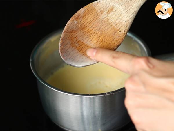 Bavarois malinowy z białą czekoladą (kroki i wideo) - Przygotowanie krok 4