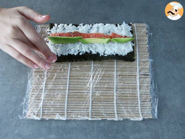 Makis z wędzonym łososiem i awokado - Przygotowanie krok 7