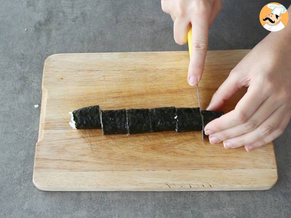Makis z wędzonym łososiem i awokado - Przygotowanie krok 9