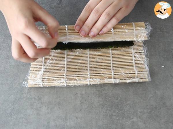 Makis z wędzonym łososiem i awokado - Przygotowanie krok 12