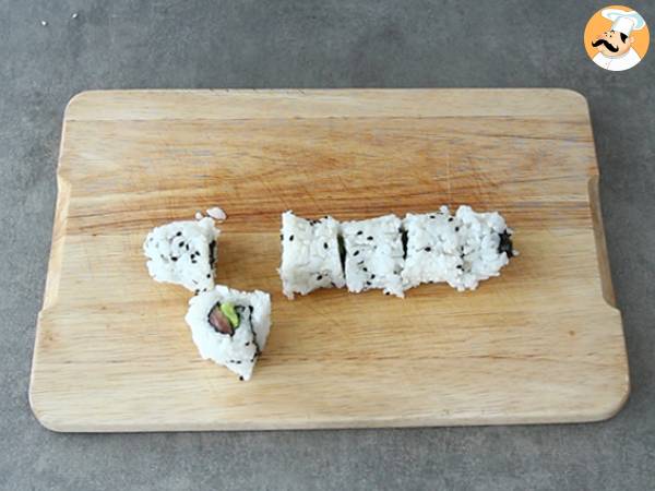 Makis z wędzonym łososiem i awokado - Przygotowanie krok 13