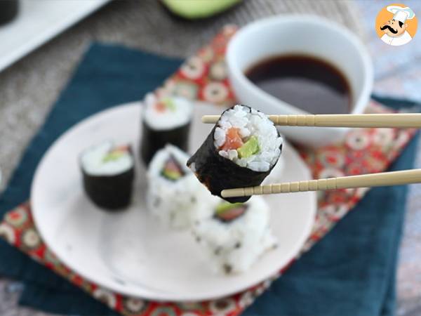 Makis z wędzonym łososiem i awokado - Przygotowanie krok 14