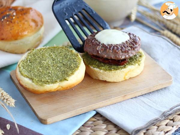 Burger włoski: sos pesto, suszone pomidory, mozzarella - Przygotowanie krok 4