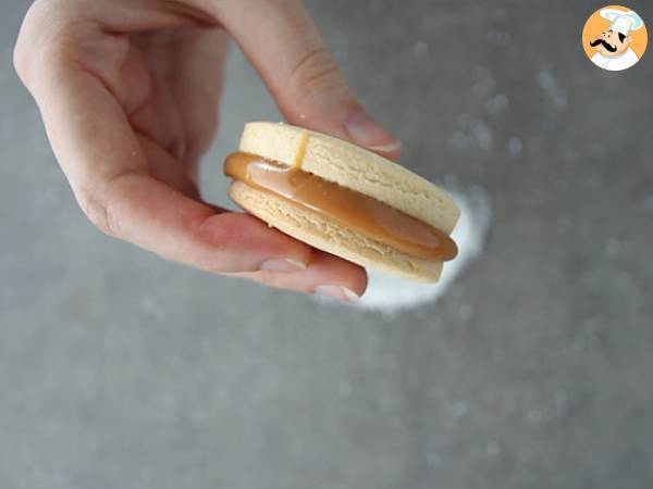 Alfajores - argentyńskie kruche ciasteczka z dżemem mlecznym i kokosem - Przygotowanie krok 6