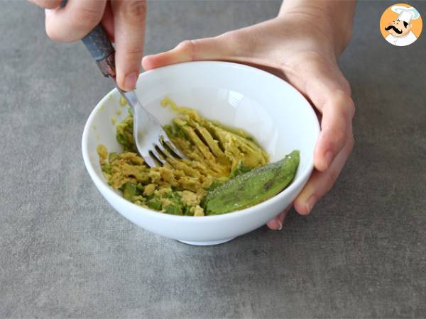 Tost z awokado i jajkiem w koszulce - Avocado toast - Przygotowanie krok 1
