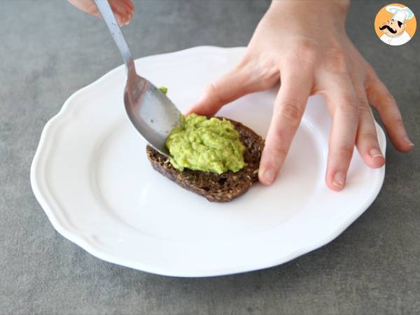 Tost z awokado i jajkiem w koszulce - Avocado toast - Przygotowanie krok 3