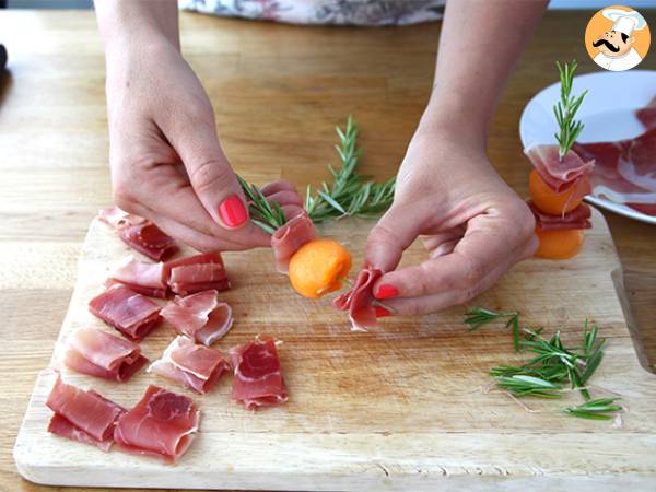 Szaszłyki z melonem, szynką i rozmarynem na aperitif - Przygotowanie krok 3