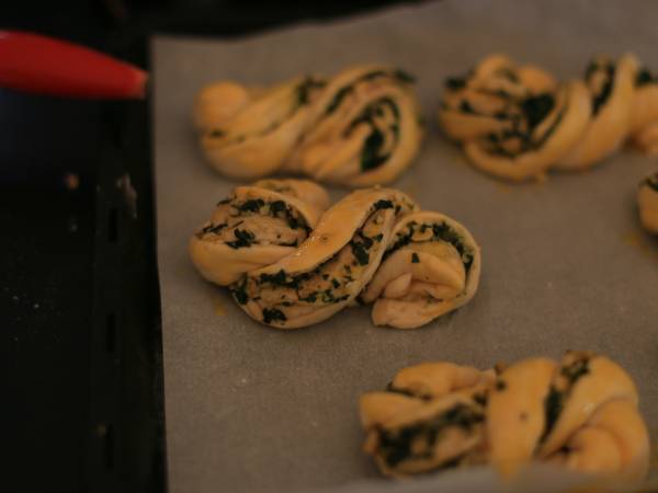 Plecione bułki z pesto - Przygotowanie krok 8