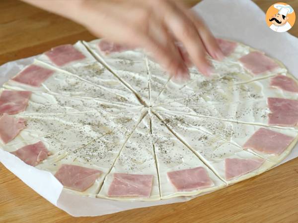 Rogaliki z ciasta francuskiego z szynką i serem śmietankowym - Przygotowanie krok 2