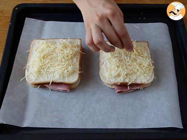 Wyśmienity croque-monsieur z sosem beszamelowym - Przygotowanie krok 3