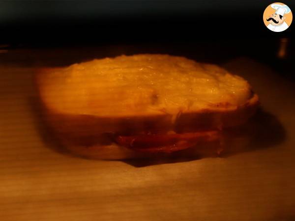 Wyśmienity croque-monsieur z sosem beszamelowym - Przygotowanie krok 4