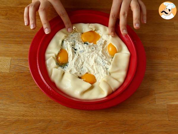 Ciasto ze szpinakiem, ricottą i jajkiem - włoska Torta Pasqualina - Przygotowanie krok 6