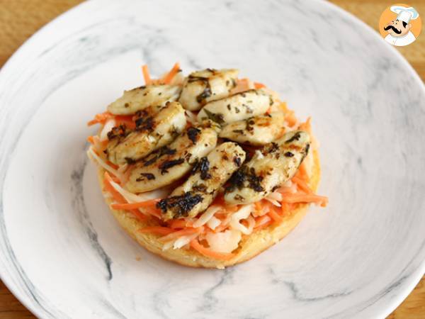 Kanapka z marynowanym kurczakiem, sałatką coleslaw, pomidorami i bazylią - Przygotowanie krok 2