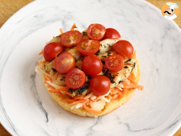Kanapka z marynowanym kurczakiem, sałatką coleslaw, pomidorami i bazylią - Przygotowanie krok 3