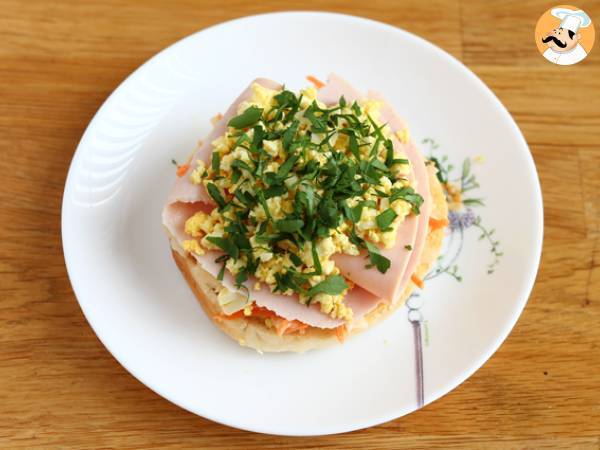 Kanapka z bajglem z indyka, surówka coleslaw, jajko na twardo - Przygotowanie krok 3