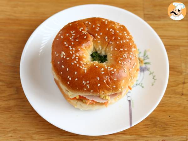Kanapka z bajglem z indyka, surówka coleslaw, jajko na twardo - Przygotowanie krok 4