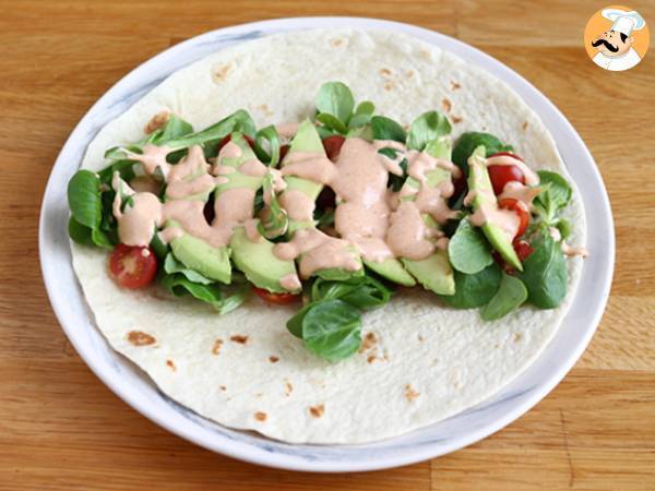 Kanapka wrap z chorizo, awokado i pomidorami - Przygotowanie krok 2