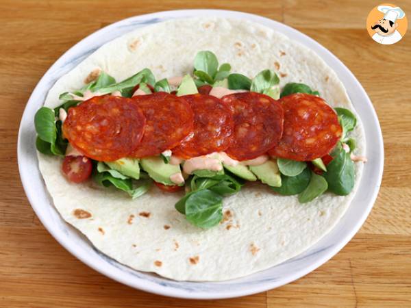 Kanapka wrap z chorizo, awokado i pomidorami - Przygotowanie krok 3